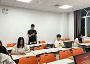 生成不看手机的人物图片